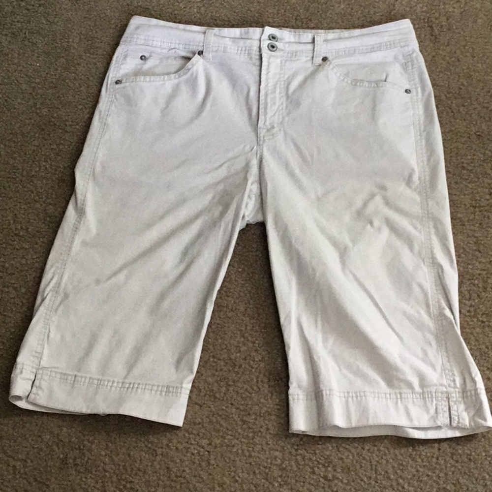 Bandolino Beige colored capris